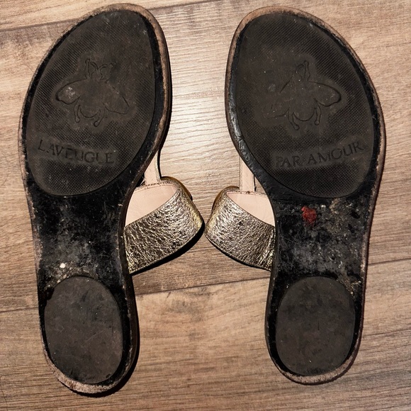 Gold Gucci thong sandals - Picture 3 of 3